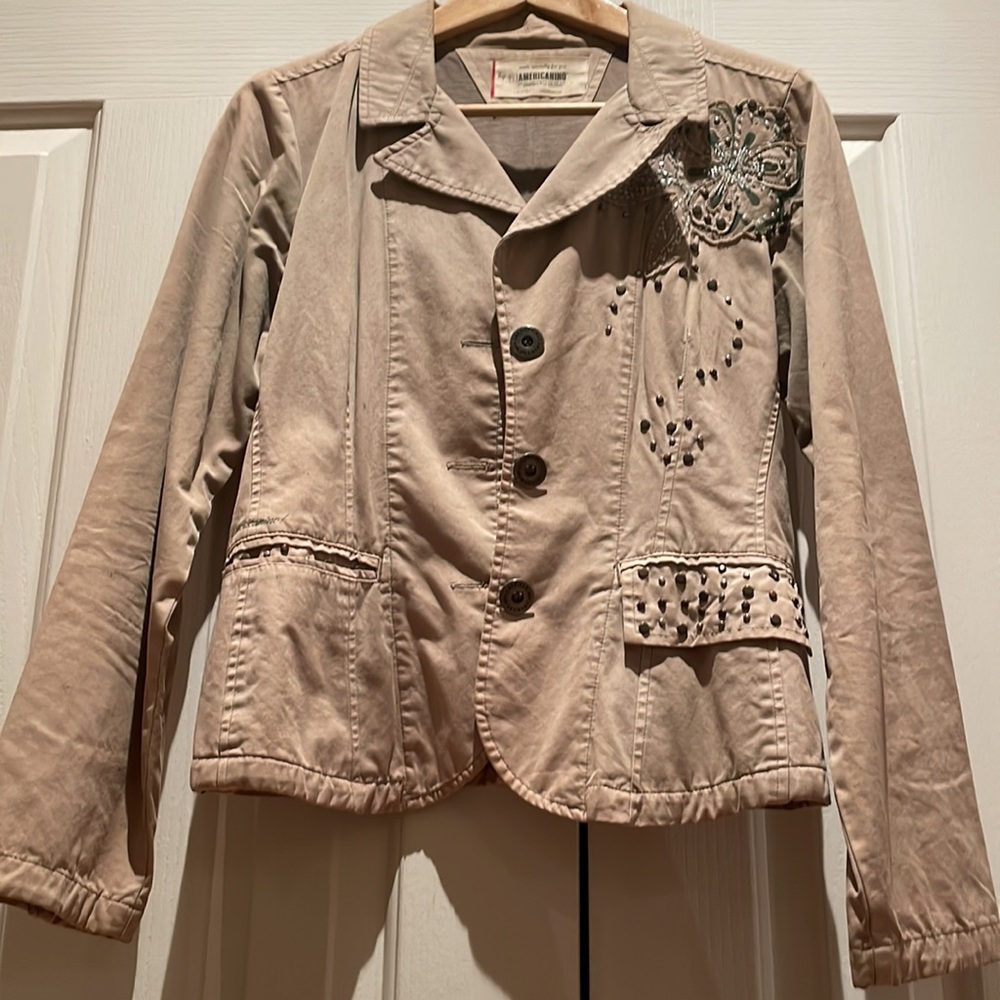 lightweight cotton jacket artfully sprinkled with a splash of florals details.